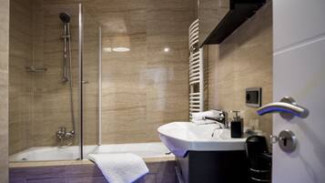 Lejlighed - 1 soveværelse | Badeværelse | Kombination af bruser/badekar, boblebadekar, gratis toiletartikler