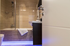 Departamento, 1 habitación | Baño | Tina con regadera, tina de hidromasaje, amenidades de baño gratuitas