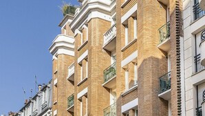 A multi-story building with brick facades and balconies. - Résidence Courcelle (Levallois-Perret)