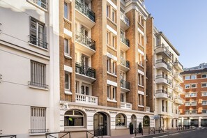 Vista frontal de la propiedad