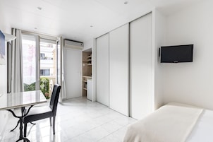 Ropa de cama de alta calidad, cortinas opacas, sistema de insonorización