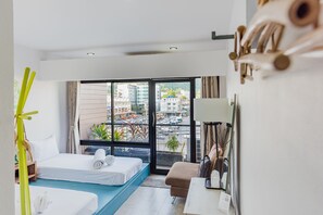 Standaard driepersoonskamer, veranda, in toren | Individueel gedecoreerd, verduisterende gordijnen, gratis wifi