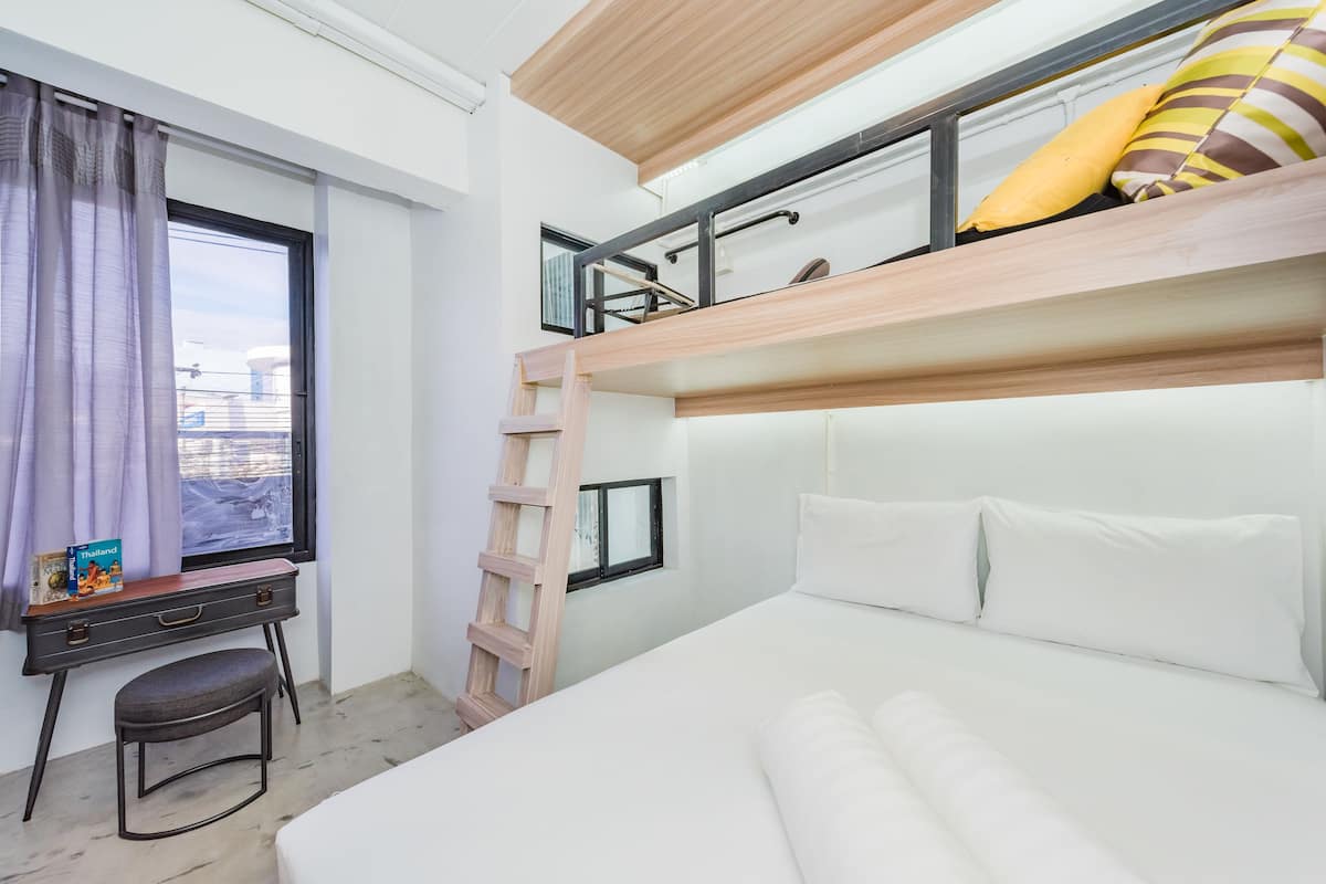 Decoración personalizada, cortinas blackout, wifi gratis y ropa de cama