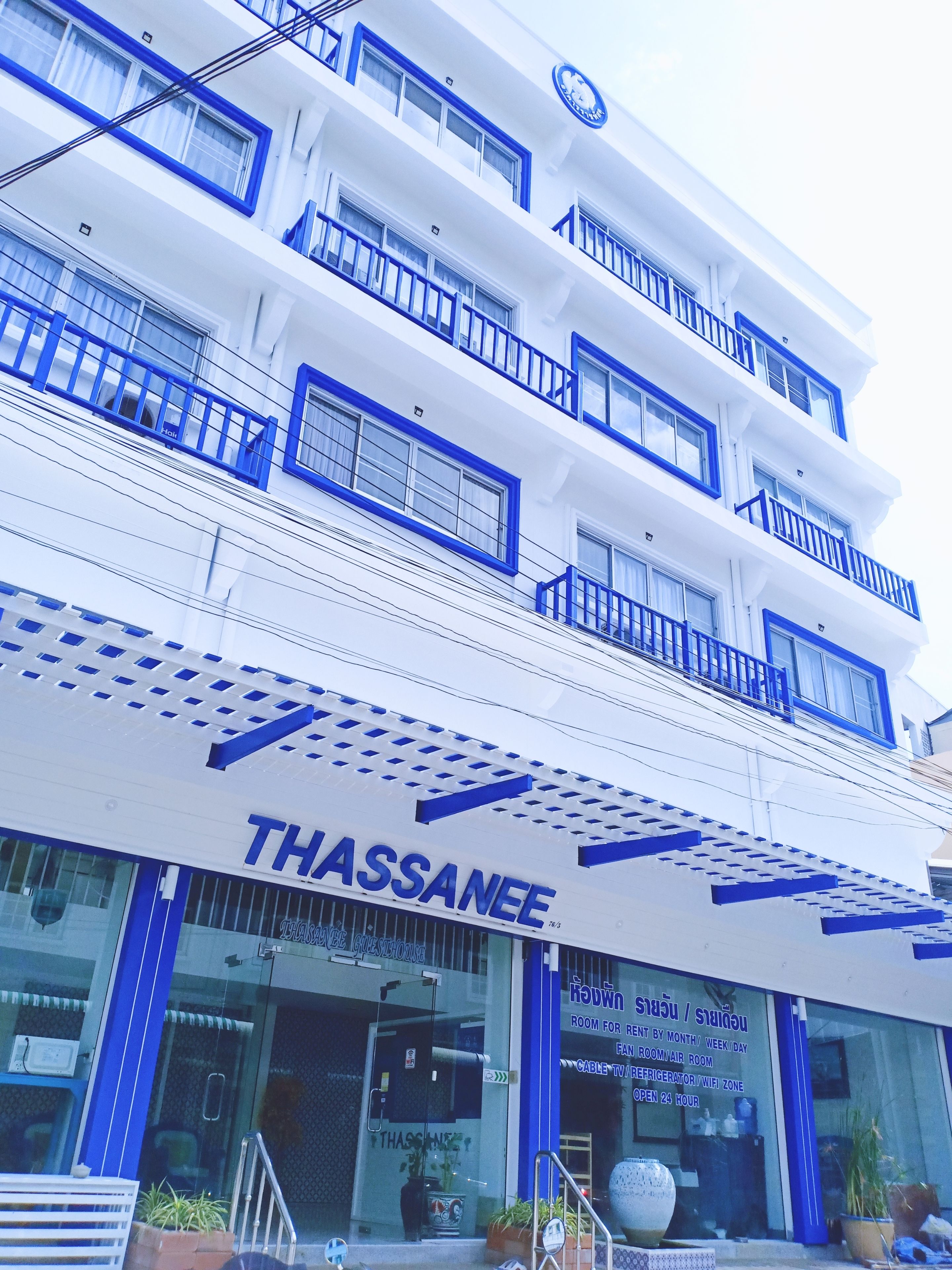Ein mehrstöckiges Hotel mit Balkonen und der Aufschrift "THASSANE".