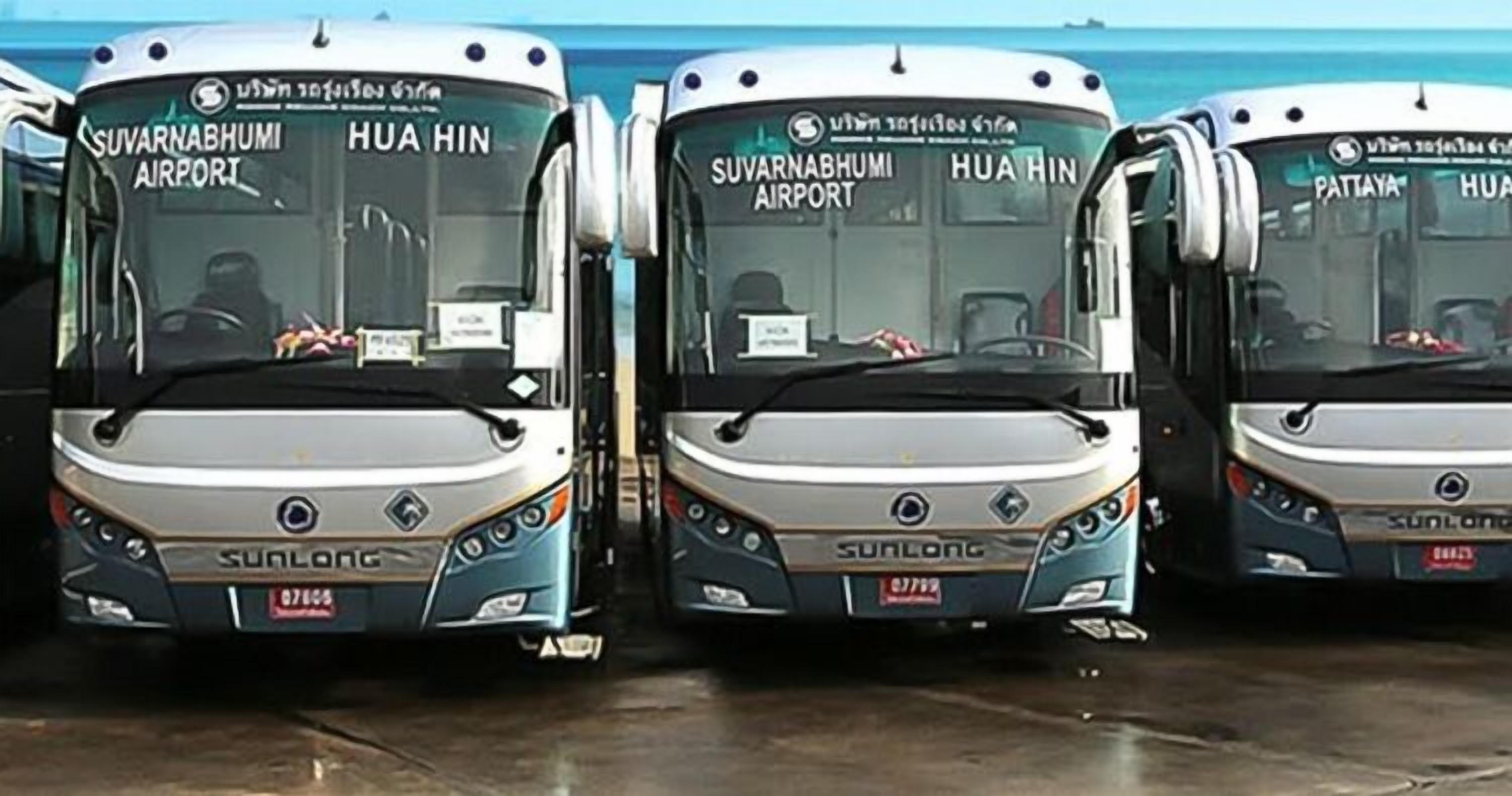 Tres autobuses estacionados uno al lado del otro, con la inscripción "SUVARNABHUMI AIRPORT" y "HUA HIN" en la parte frontal.