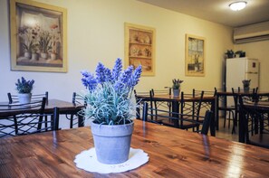 Se ofrece un desayuno bufé (18.00 USD por persona)