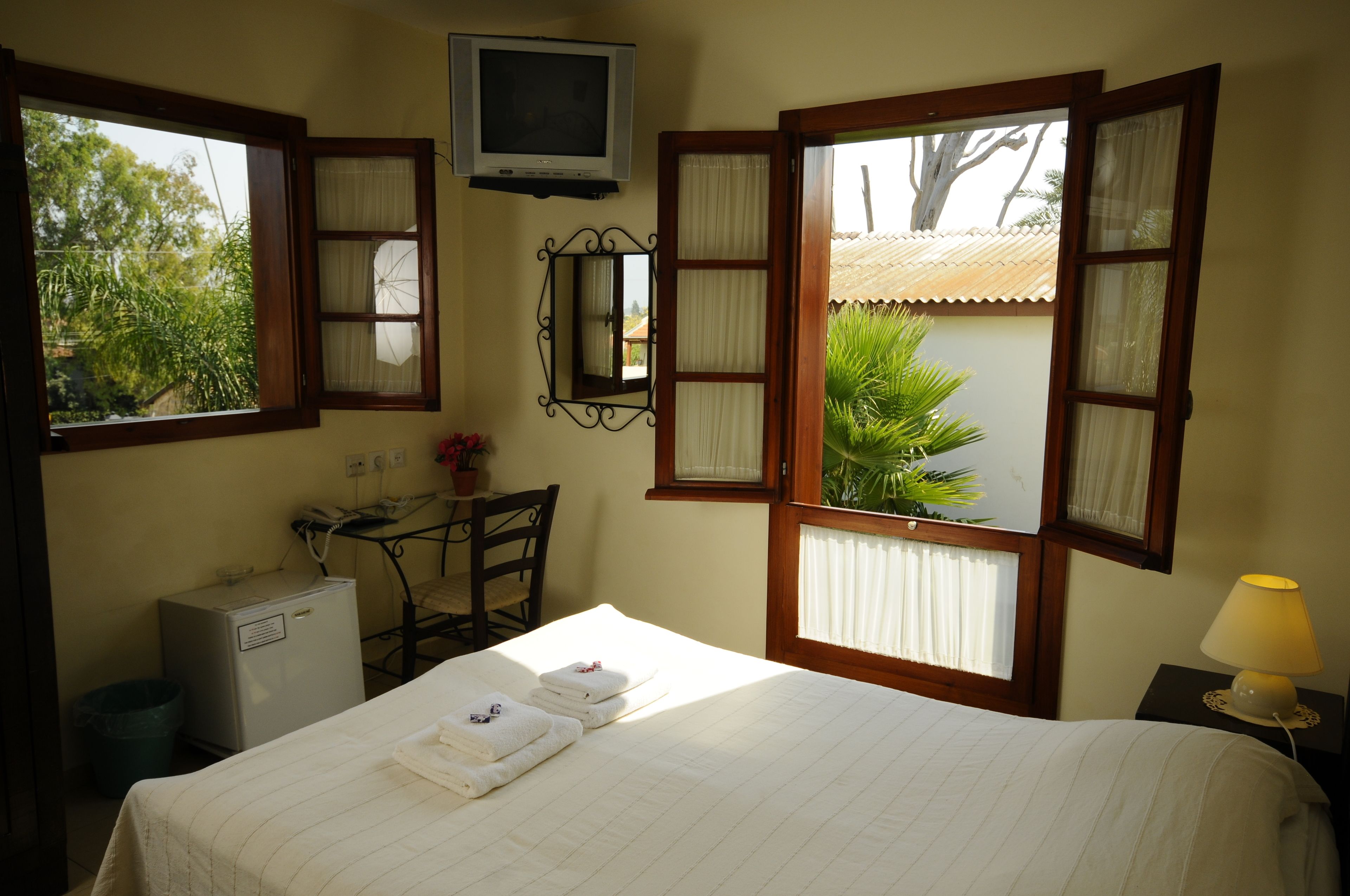 double room | minibar, desk, cots/infant beds, rollaway beds