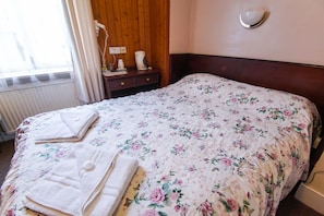 Quarto casal (2nd Floor rear) | Ferros/tábuas de passar roupa, roupa de cama