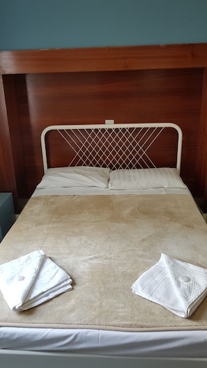 Doppelzimmer (1st floor rear) | Bügeleisen/Bügelbrett, Bettwäsche