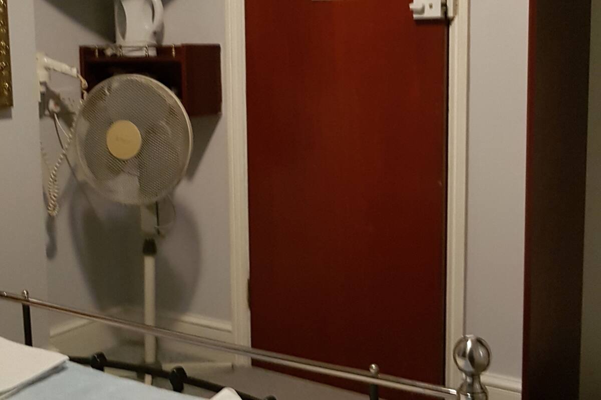 Double Room (Lower Ground Floor rear) | Iron/ironing board (on request), bed sheets
