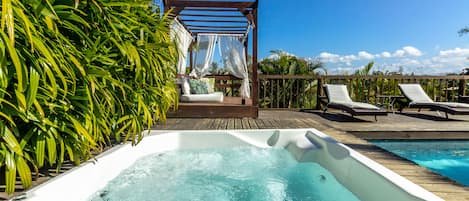 Piscine extérieure, parasols de plage, chaises longues