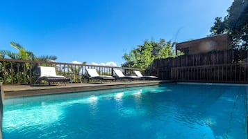 Piscine extérieure, parasols de plage, chaises longues