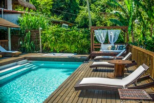 Piscina externa, guarda-sóis, espreguiçadeiras