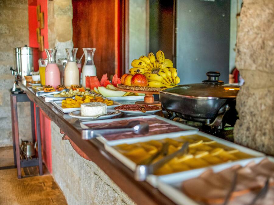 Buffet com diversos alimentos e acompanhamentos.