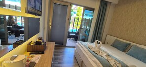 Chambre Deluxe, vue piscine | Literie de qualité supérieure, matelas mémoire de forme, minibar