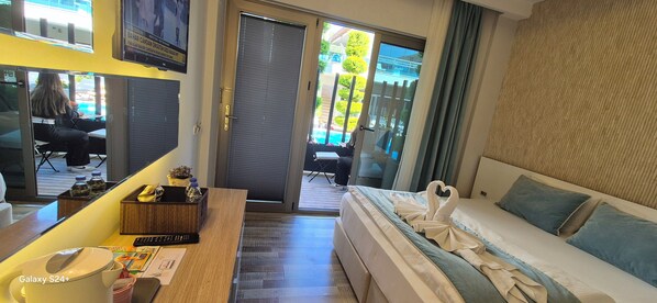 Habitación Deluxe, vistas a la piscina | Ropa de cama de alta calidad, colchones viscoelásticos, minibar