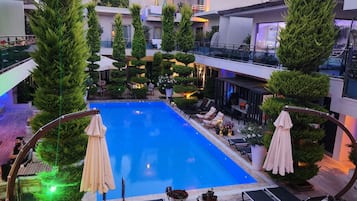 Una piscina al aire libre