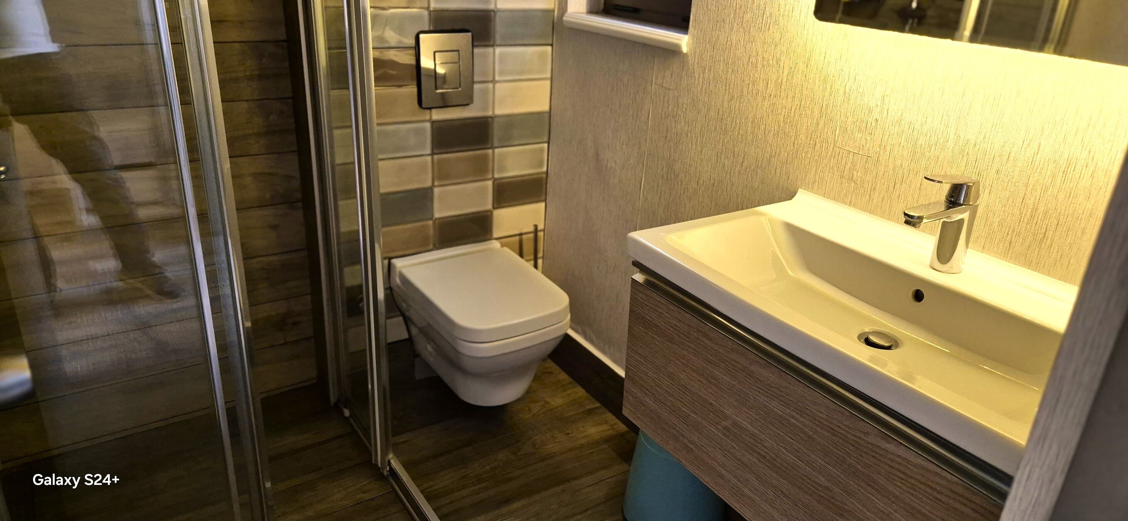 deluxe room | bathroom | shower, free toiletries, hair dryer, slippers