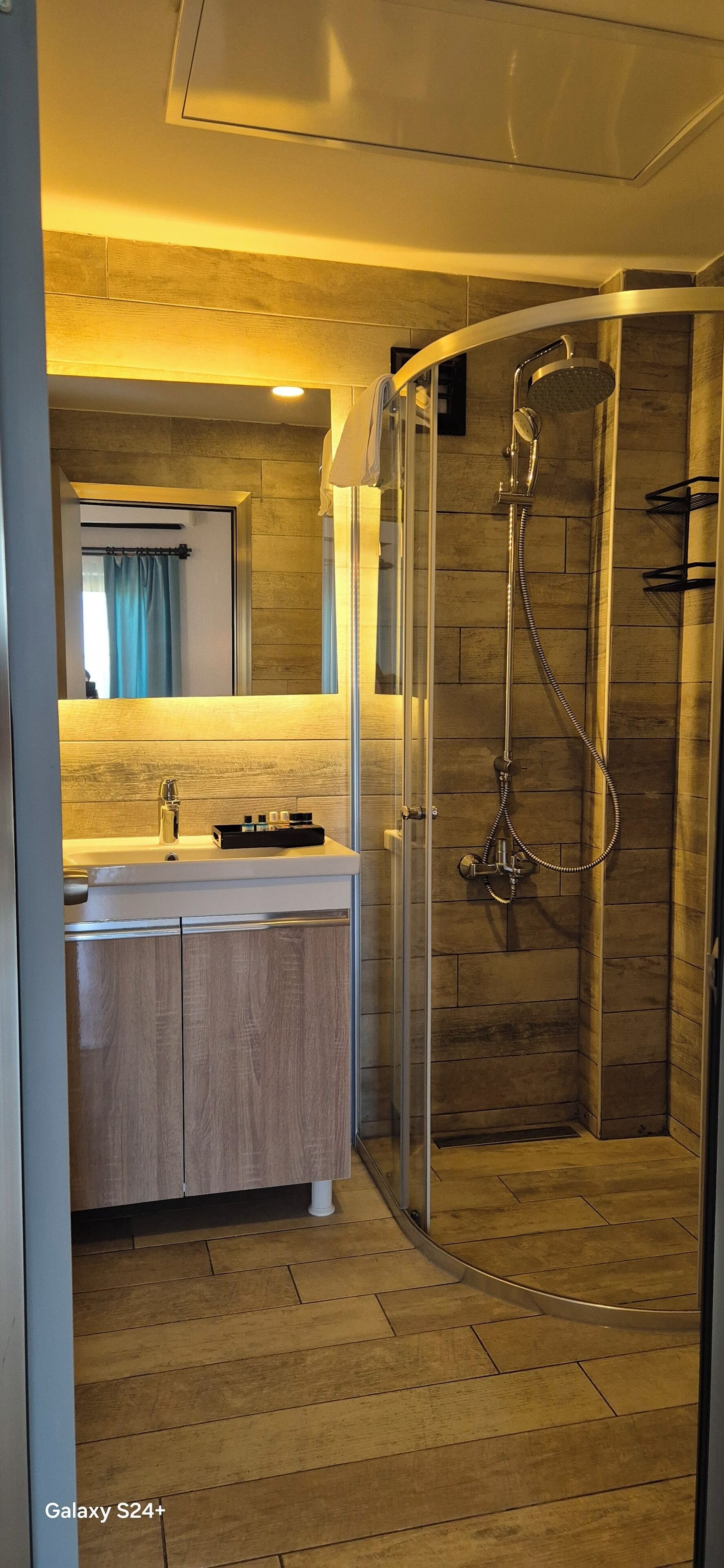 budget room | bathroom | shower, free toiletries, hair dryer, slippers