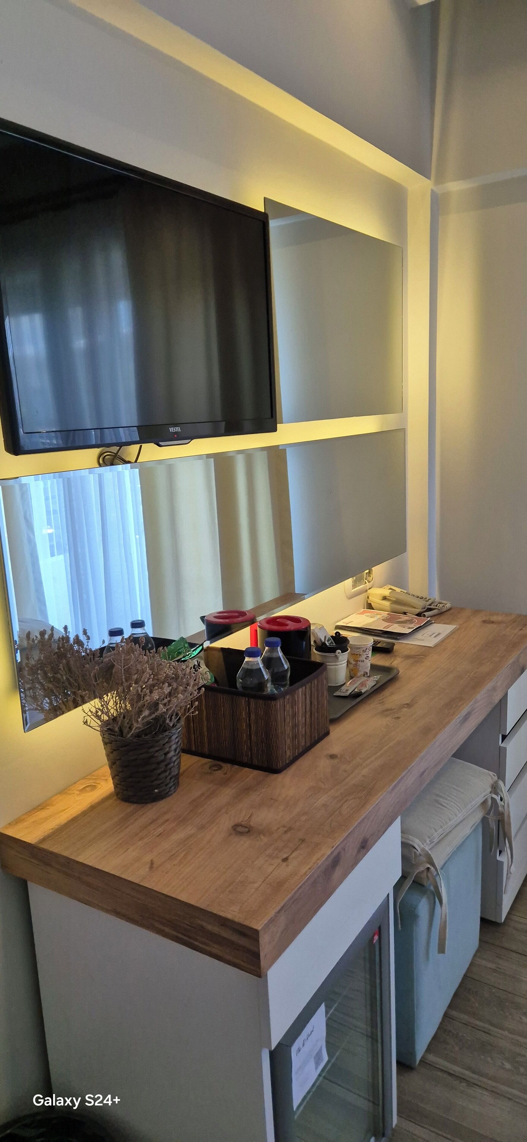 deluxe double room | in-room dining