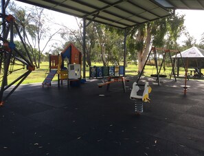 BBQ/picnic area - Beachside Boutique Motel Mackay (East Mackay)
