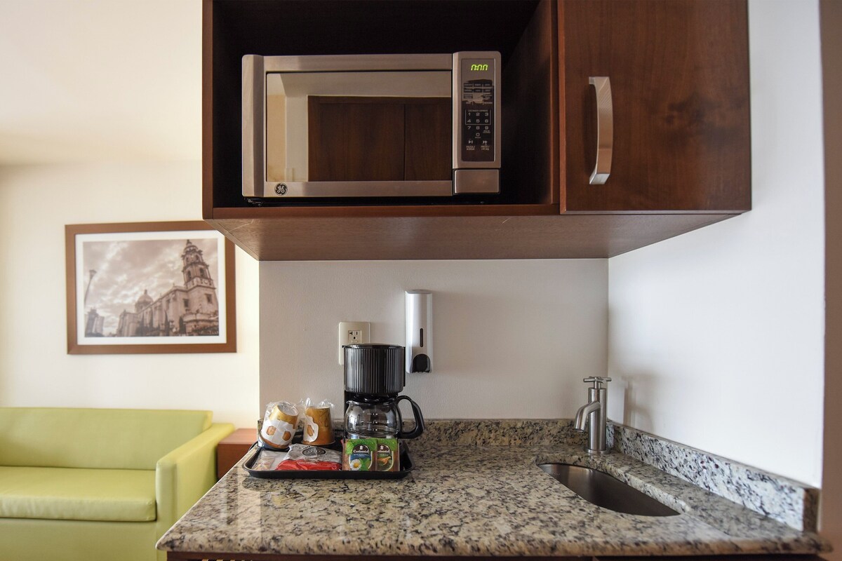 Suite, 1 King Bed (Top Floor) | Room amenity