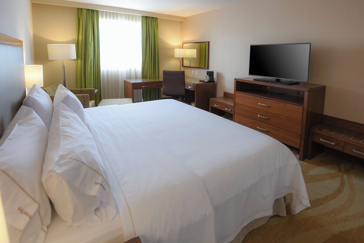 Standard Room, 1 King Bed (Top Floor) | 1 bedroom, minibar, in-room safe, desk