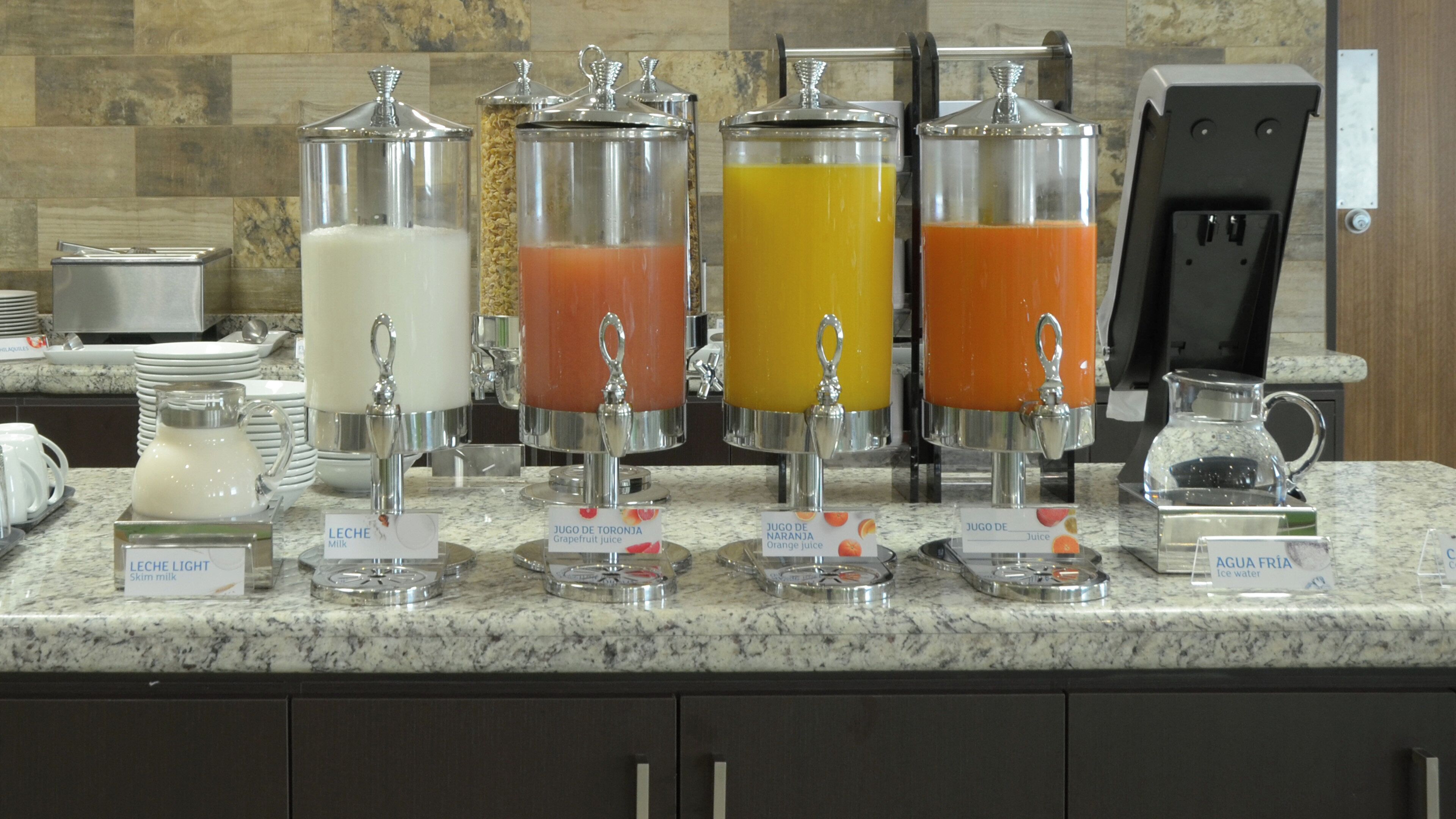 Un espace dédié aux boissons, équipé de distributeurs de lait écrémé, de jus de pamplemousse, de jus d’orange et d’eau.