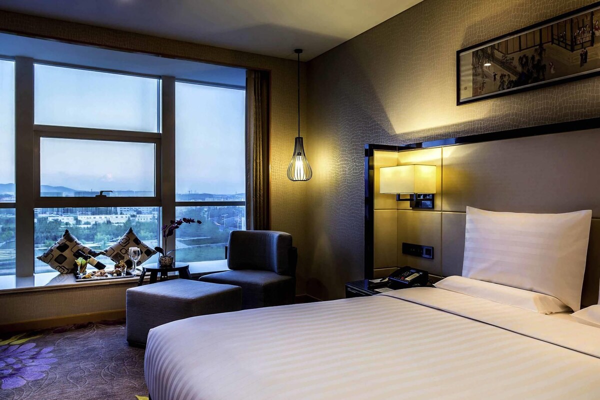 Deluxe Suite, 1 King Bed, Club Lounge Access | Minibar, in-room safe, desk, iron/ironing board