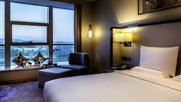 Deluxe Suite, 1 King Bed, Club Lounge Access | Minibar, in-room safe, desk, iron/ironing board