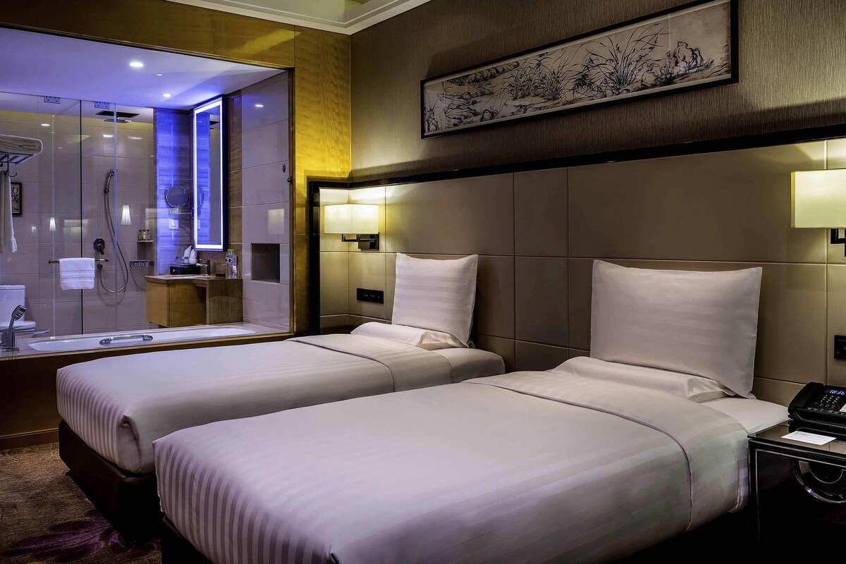 Deluxe Room, 2 Twin Beds | Minibar, in-room safe, desk, iron/ironing board