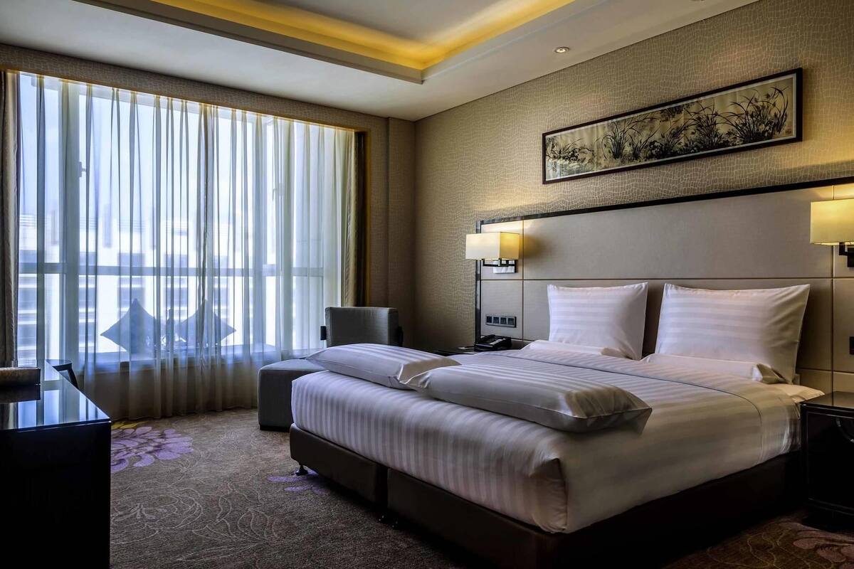 Minibar, in-room safe, desk, iron/ironing board