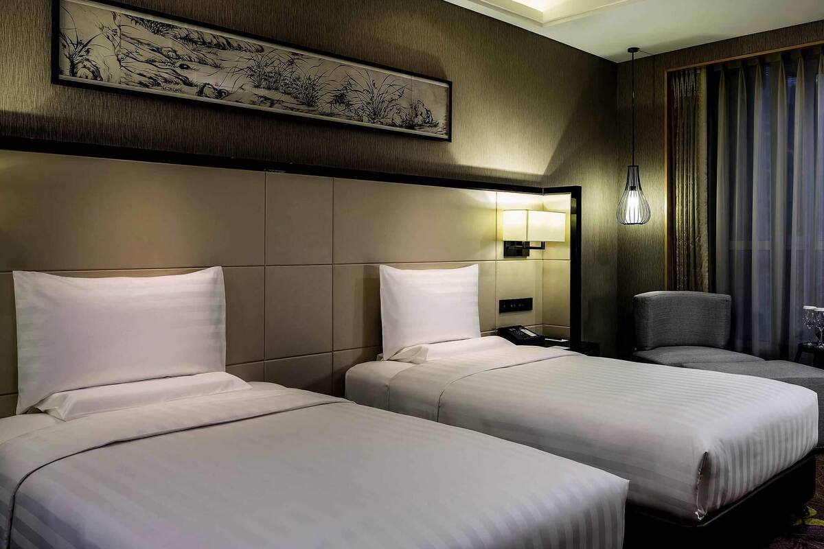 Deluxe-Zimmer, 2 Einzelbetten, Zutritt zur Club Lounge (Executive) | Minibar, Zimmersafe, Schreibtisch, Bügeleisen/Bügelbrett