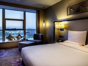 Deluxe-Suite, 1 King-Bett, Zutritt zur Club Lounge | Minibar, Zimmersafe, Schreibtisch, Bügeleisen/Bügelbrett