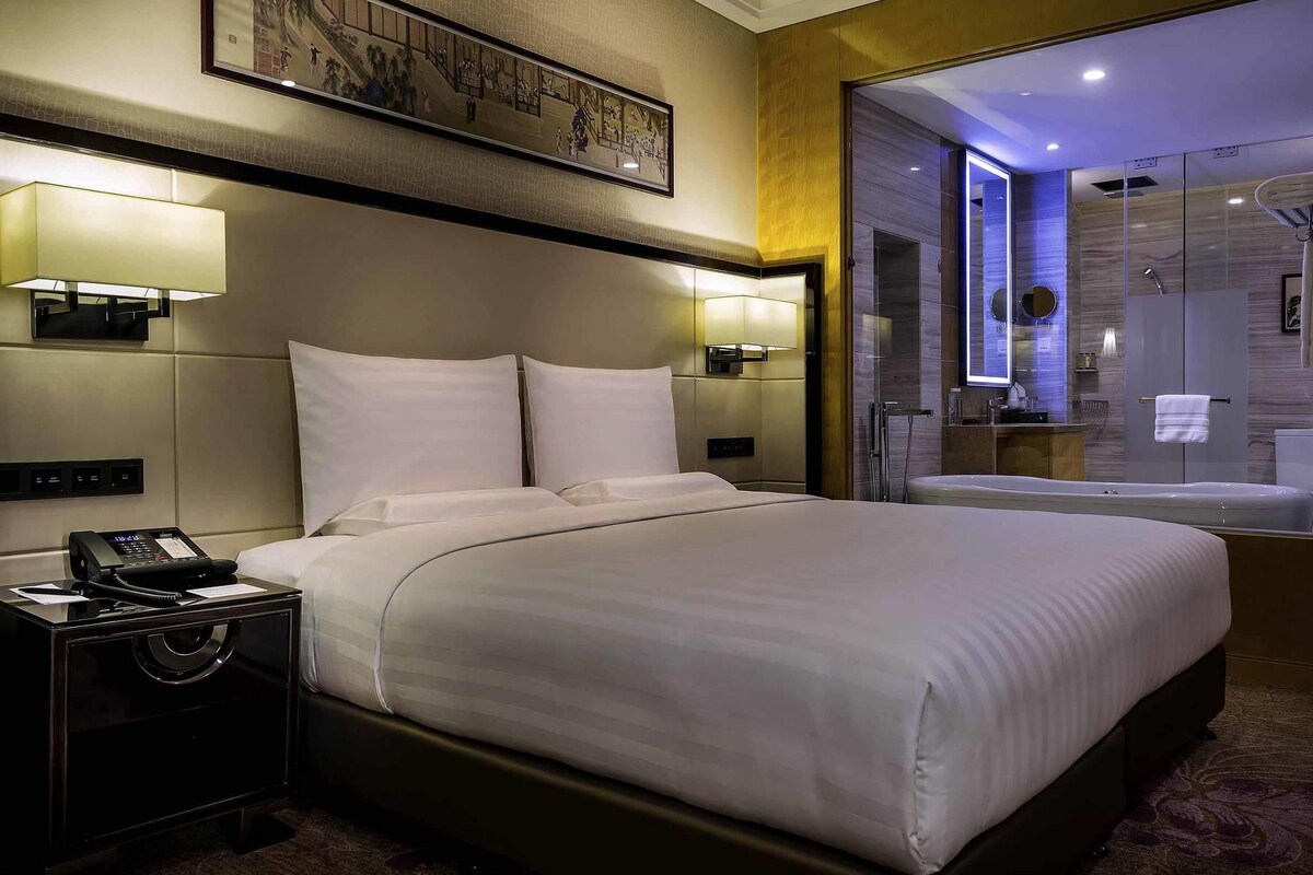 Deluxe Room, 1 King Bed | Minibar, in-room safe, desk, iron/ironing board