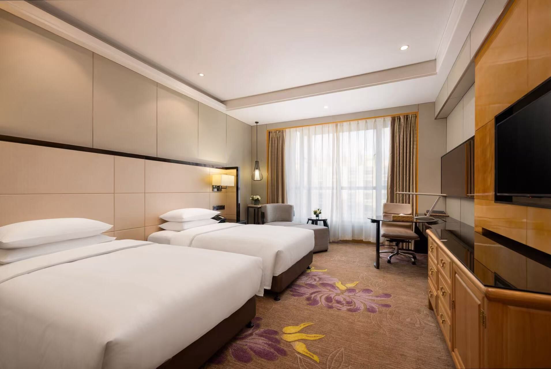 Minibar, safe på rommet, skrivebord og strykejern/-brett