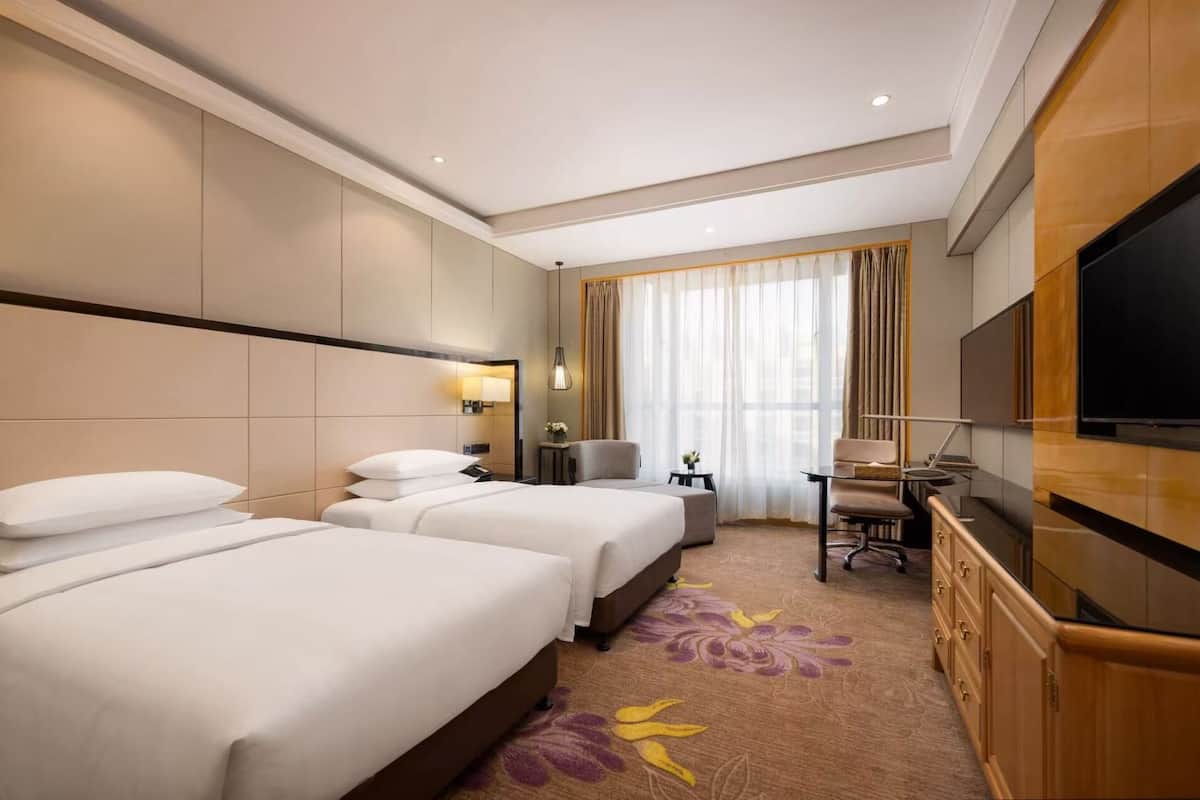 Minibar, safe på rommet, skrivebord og strykejern/-brett