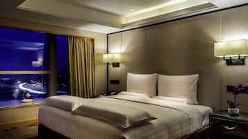 Minibar, caja de seguridad en la habitación y escritorio