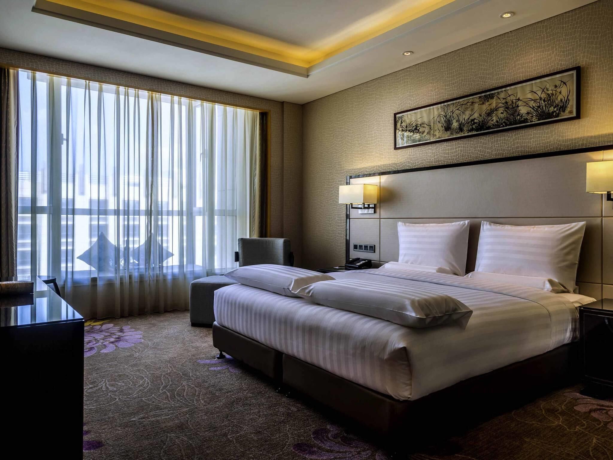 Minibar, in-room safe, desk, iron/ironing board