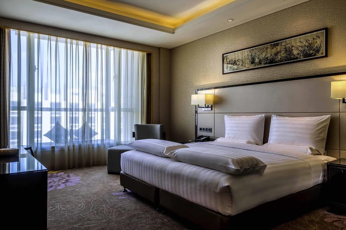 Minibar, in-room safe, desk, iron/ironing board