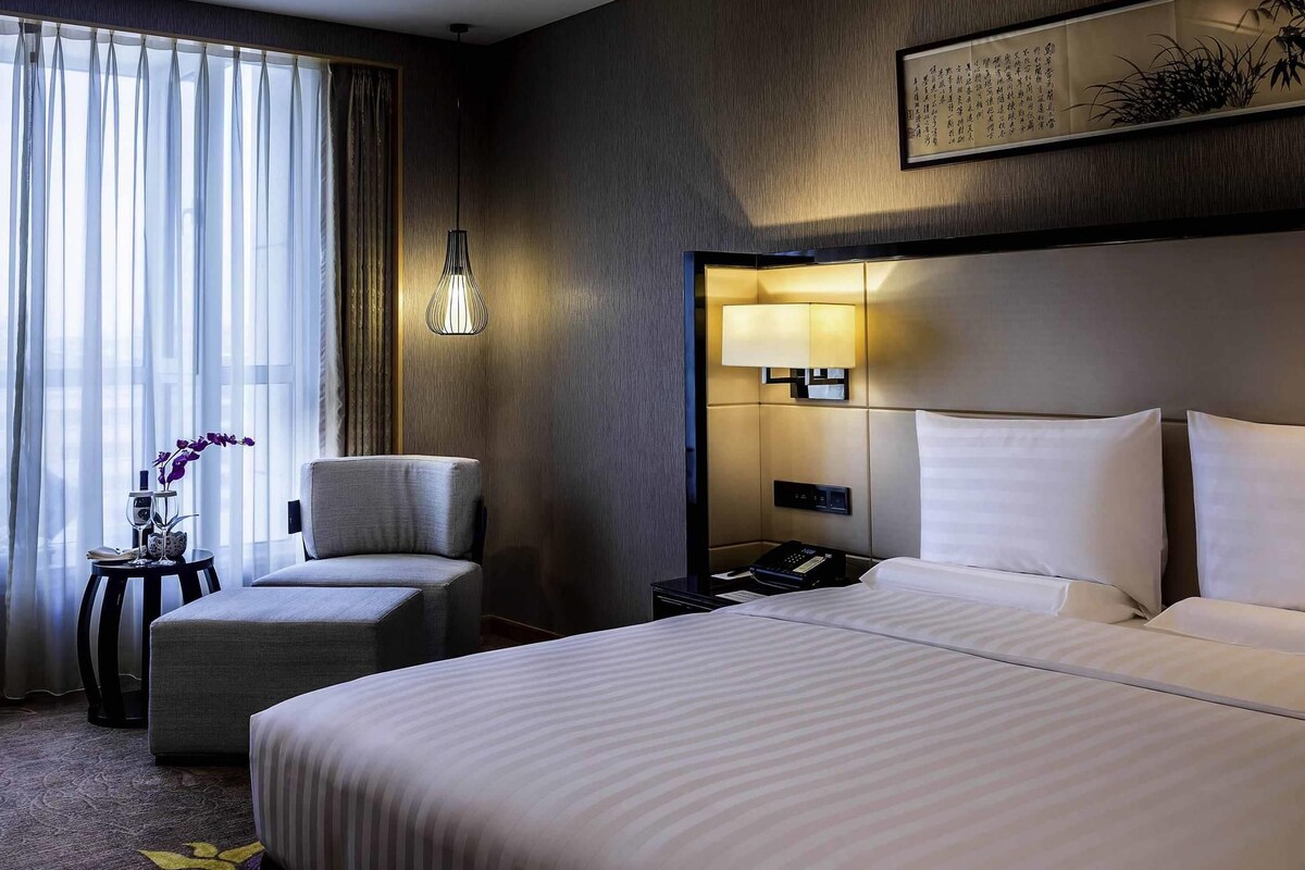 Superior Room, 1 King Bed | Minibar, in-room safe, desk, iron/ironing board