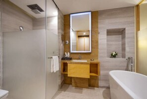 Suite – deluxe, 1 kingsize-seng, Club Lounge-tilgang | Bad | Miljøvennlige toalettsaker, hårføner og håndklær