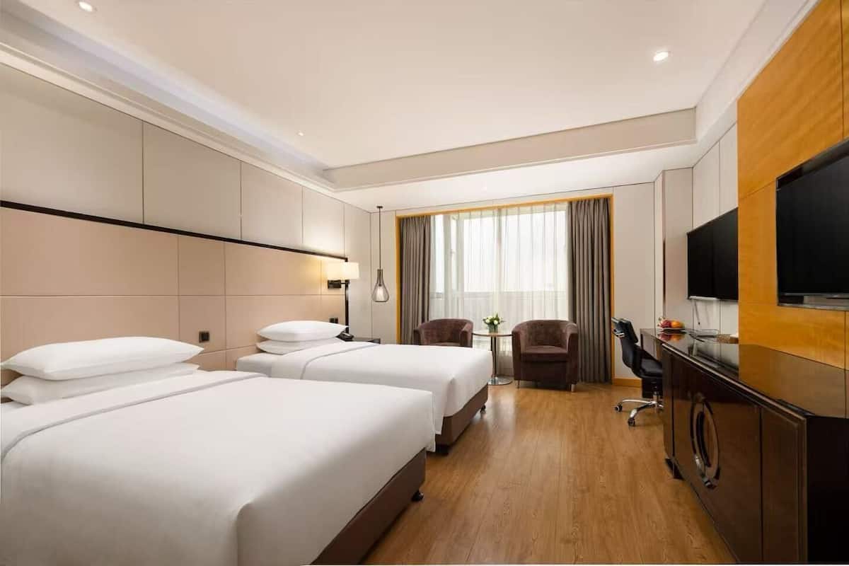 Rom – classic, 2 enkeltsenger | Minibar, safe på rommet, skrivebord og strykejern/-brett