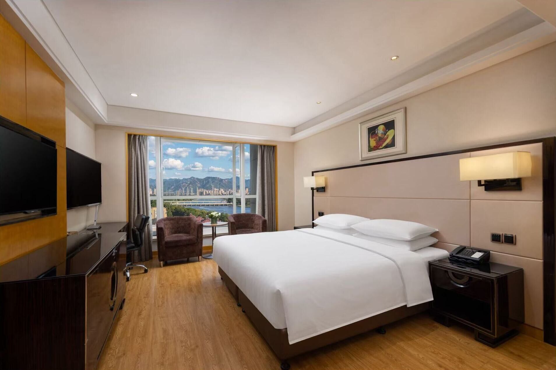 Rom – classic, 1 kingsize-seng | Minibar, safe på rommet, skrivebord og strykejern/-brett