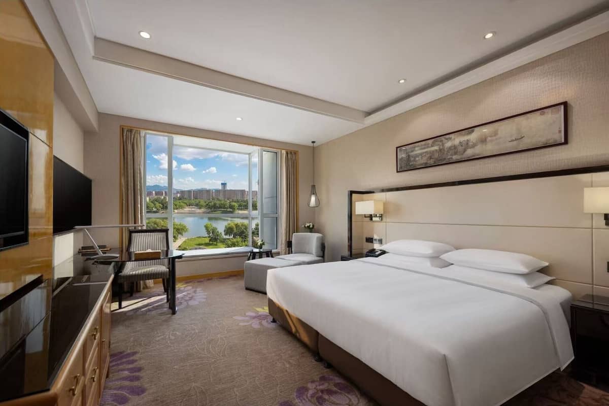 Minibar, safe på rommet, skrivebord og strykejern/-brett