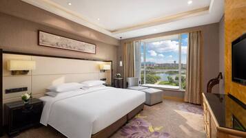 Minibar, in-room safe, desk, iron/ironing board