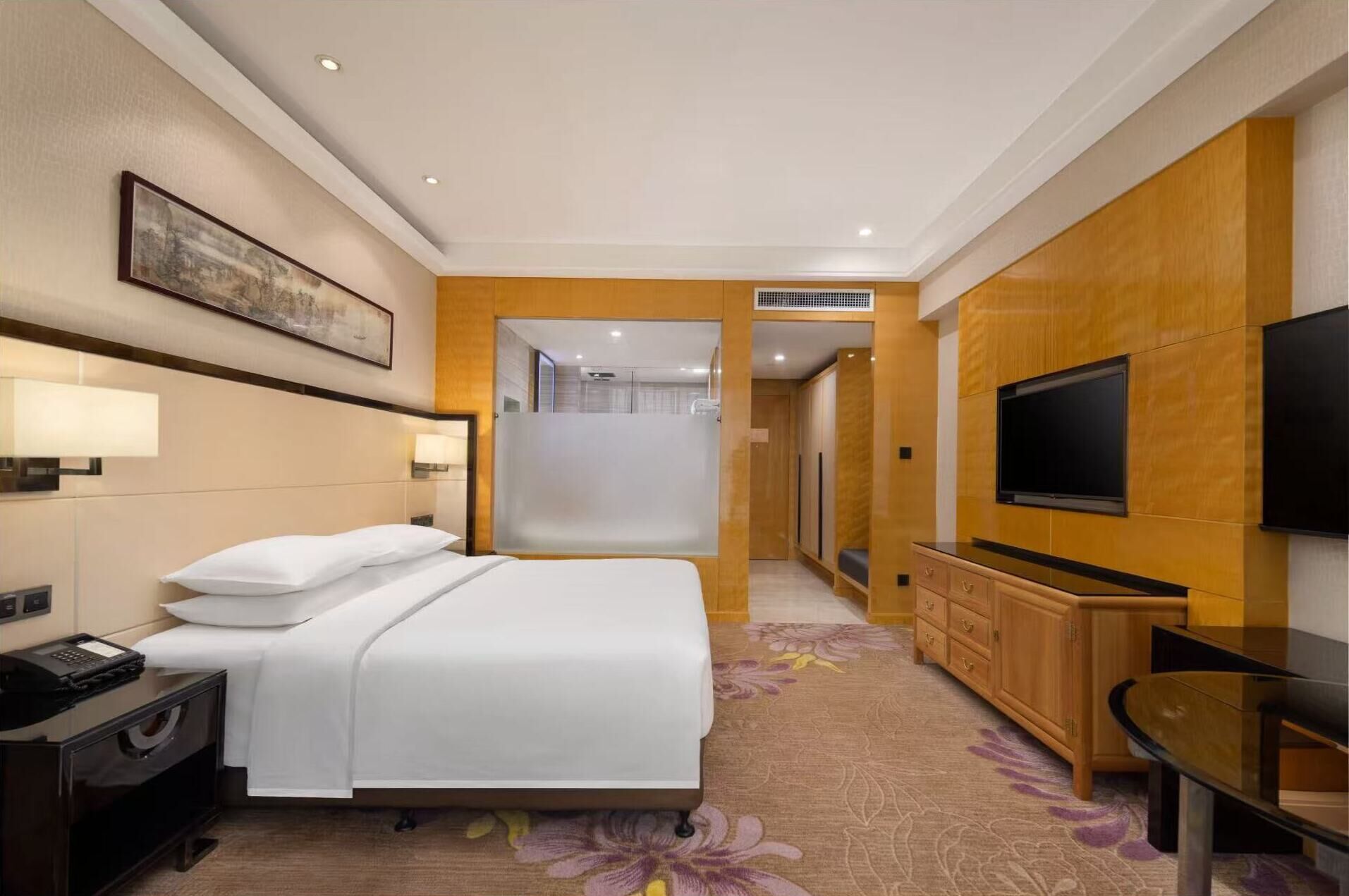 Minibar, in-room safe, desk, iron/ironing board