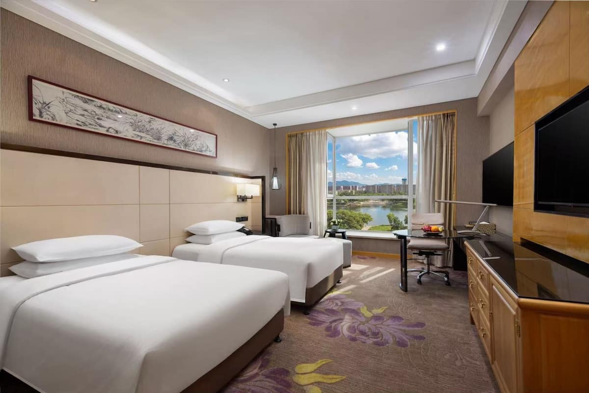 Rom – deluxe, 2 enkeltsenger | Minibar, safe på rommet, skrivebord og strykejern/-brett