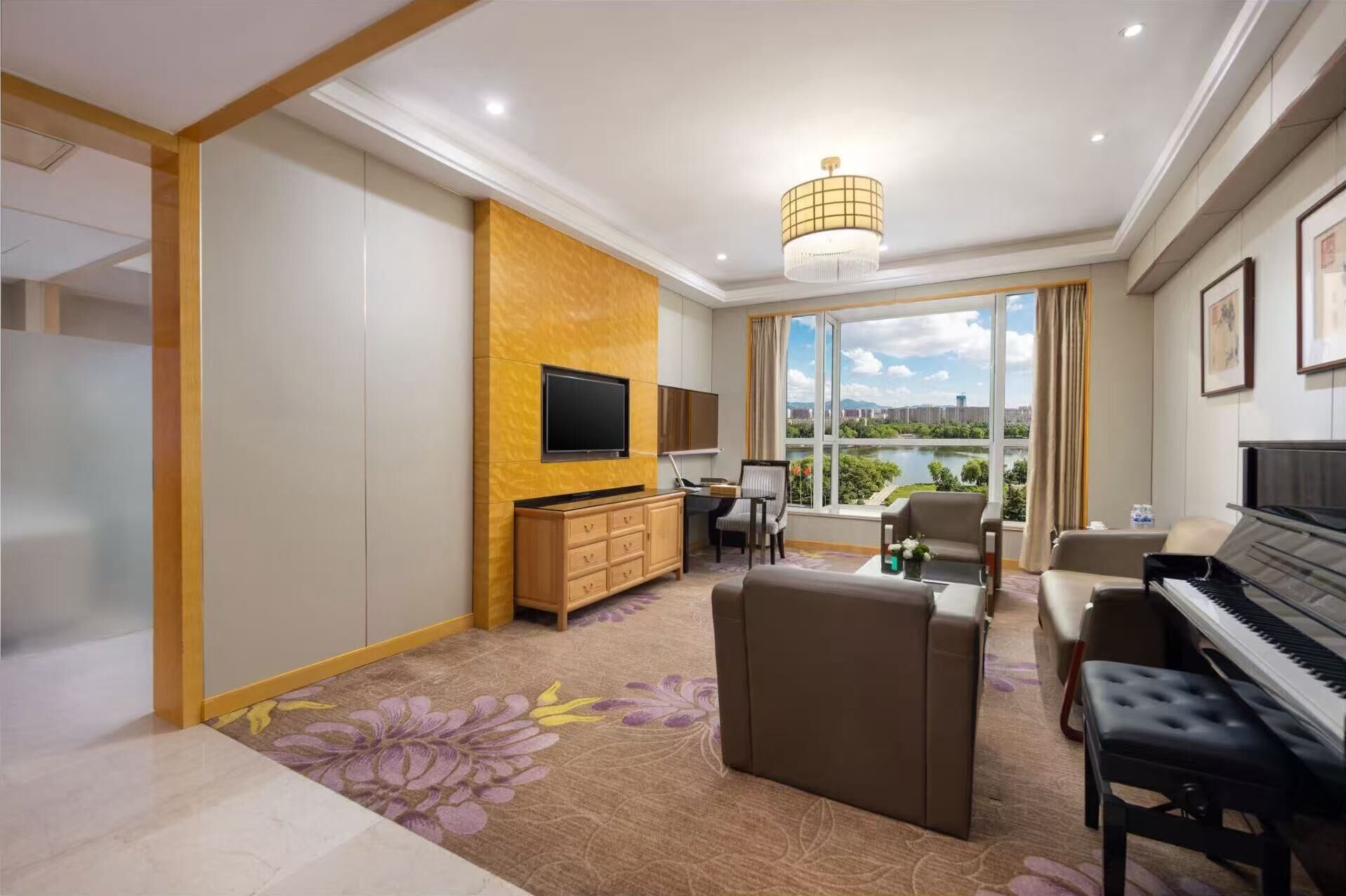 Minibar, in-room safe, desk, iron/ironing board