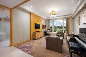 Minibar, safe på rommet, skrivebord og strykejern/-brett